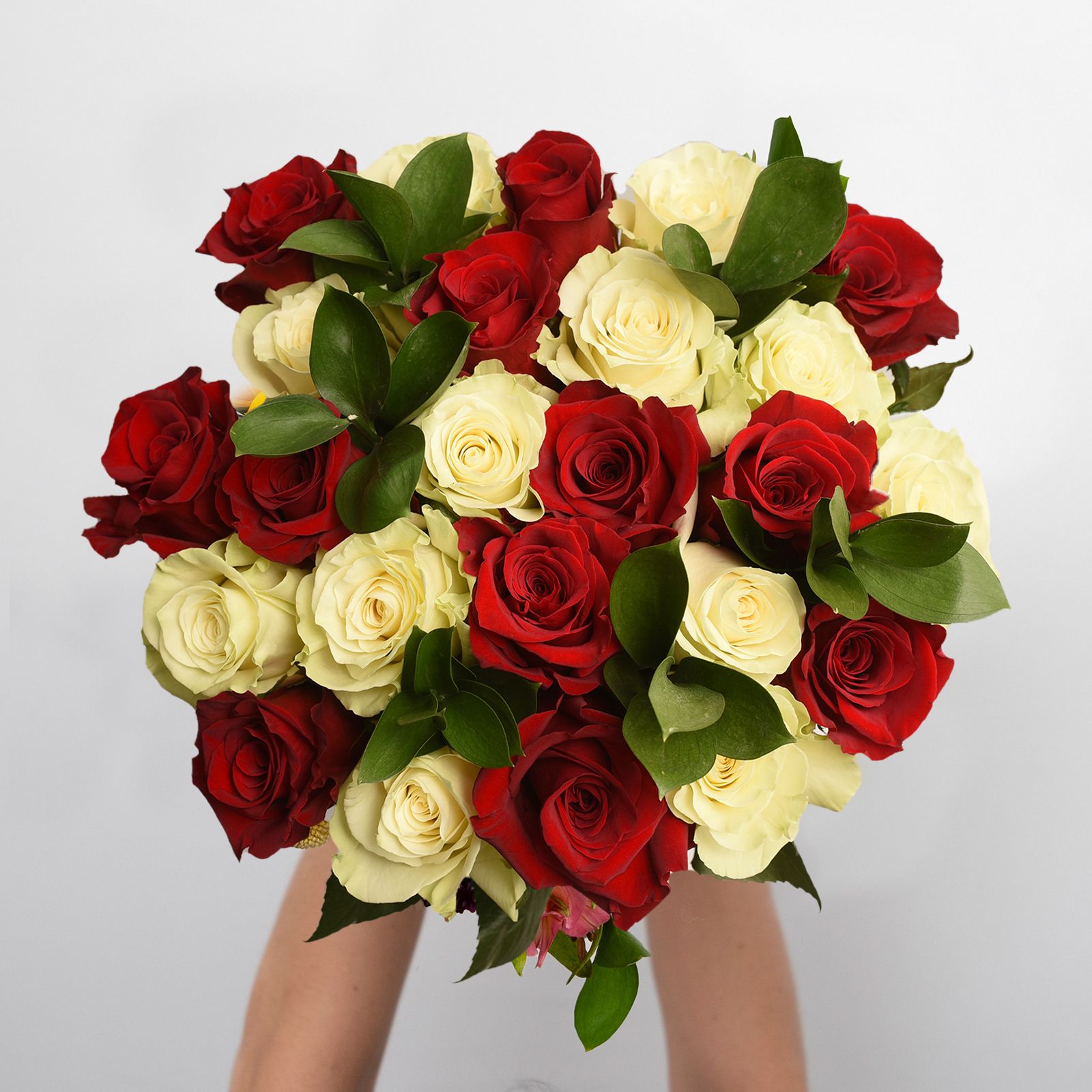 red and white roses bouquet