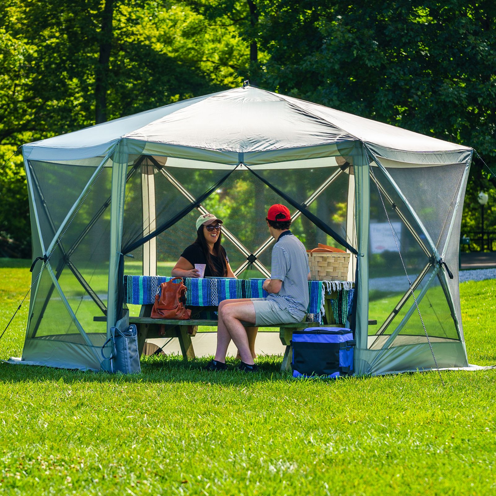 Easy up screen outlet tent