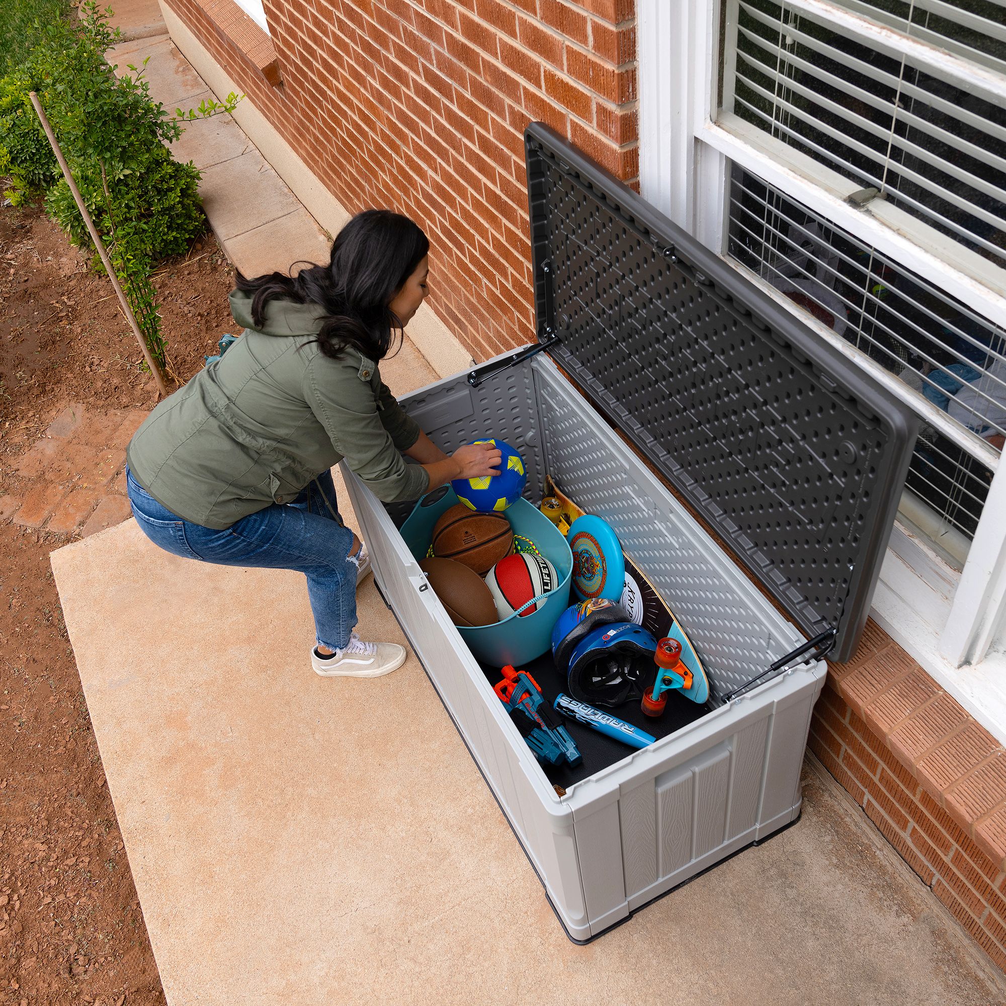 Lifetime Heavy-Duty 116 Gallon Plastic Deck Box, Desert Sand 