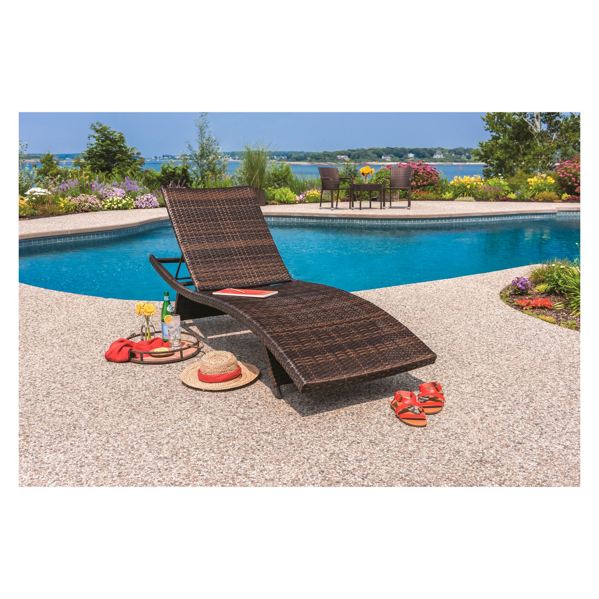 Padded wicker chaise online lounge